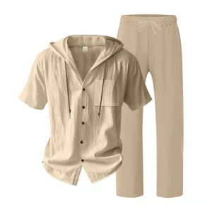 Vista ravvicinata del tessuto in lino traspirante sul set camicia con cappuccio e pantaloni.