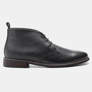 Vue latérale d'une bottine desert en cuir noir pour homme avec semelle contrastée