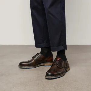 Primo piano di scarpe eleganti in pelle marrone vintage con design raffinato e chic.