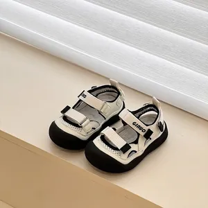 Vue détaillée de sandales d'été pour enfants avec maille respirante et bandes Velcro