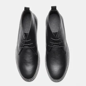 Vue de dessus de bottines désert en cuir grainé noir avec détails de laçage.