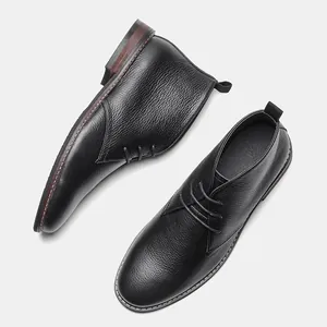 Vue détaillée de dessus de bottes desert en cuir grainé noir avec des lacets