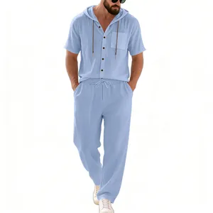 Vista dettagliata di un set da uomo in lino azzurro con camicia a maniche corte e cappuccio
