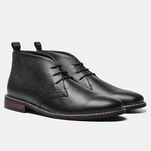 Vue latérale détaillée des bottines desert noires en cuir grainé pour hommes avec lacets