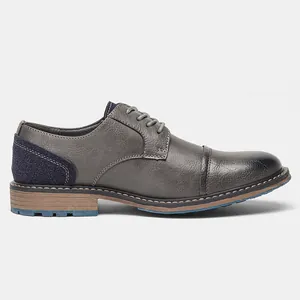 Profilo laterale di scarpe eleganti grigie da uomo con tallone in camoscio blu navy