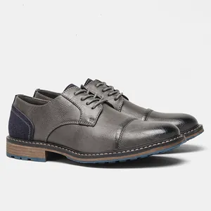 Vista dettagliata di scarpe eleganti grigie da uomo in pelle martellata con tallone in scamosciato