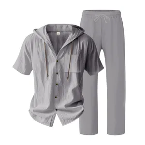 Completo da uomo in lino grigio con camicia a maniche corte e cappuccio e pantaloni