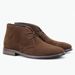 Klassische braune Herren-Wüstenstiefel aus Wildleder auf weißem Hintergrund