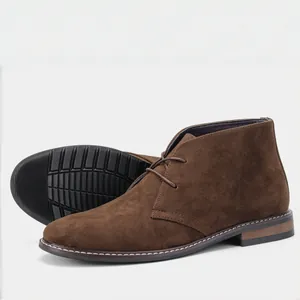 Herren-Wüstenstiefel aus braunem Wildleder mit rutschfester Sohle und stilvoller Ziernaht.