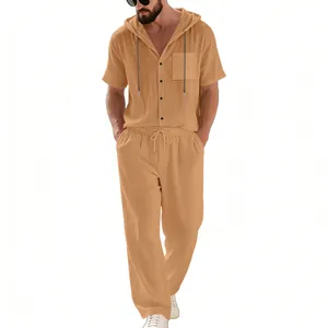 Completo estivo da uomo in lino con camicia con cappuccio e pantaloni lunghi cachi