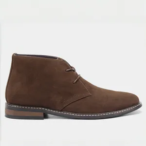 Klassische braune Herren-Desert-Boots aus Wildleder mit einer stilvollen Schnürung