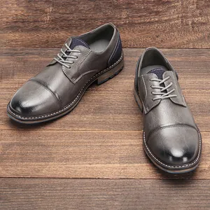 Scarpe eleganti da uomo in pelle grigia vintage in stile oxford su fondo in legno scuro