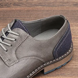 Primo piano di scarpa casual vintage da uomo in pelle grigia con dettagli in pelle blu.