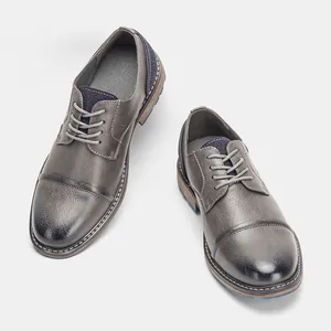 Vista dall'alto di scarpe eleganti grigie retrò da uomo con dettagli in blu e pelle