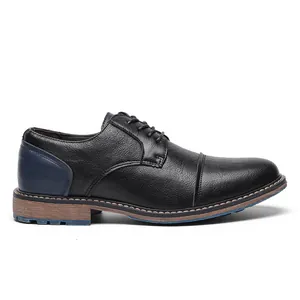 Vista laterale di una scarpa classica da uomo in pelle nera con tacco blu e suola a strati