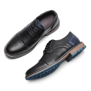 Vista dettagliata delle scarpe da uomo in pelle nera con tacco blu e suola robusta
