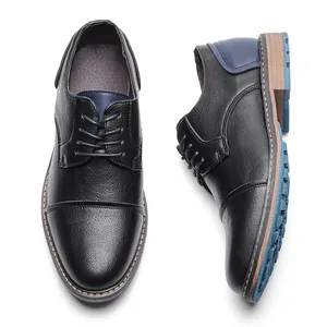Vista dettagliata di scarpe eleganti da uomo in pelle nera con accenti blu sulla suola.