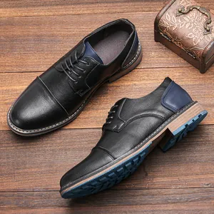 Vista dettagliata delle scarpe in pelle retrò da uomo nero e blu su sfondo in legno