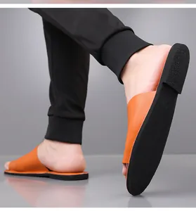 Achteraanzicht van stijlvolle oranje herenslippers met duurzame zwarte rubberen zolen