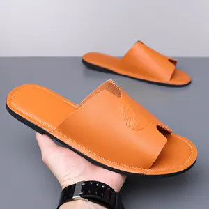 Stijlvolle oranje leren heren slippers met reliëf leeuwenkop voor de zomer