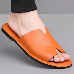 Trendy oranje heren slippers met reliëf leeuwenkop ontwerp voor het strand