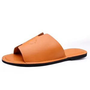 Luxe bruin leren heren slipper met reliëf leeuwenkop ontwerp en een stevige zwarte zool