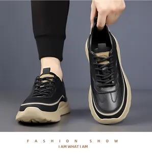 Κοντινό πλάνο ανδρικών δερμάτινων sneakers με χοντρές μπεζ σόλες και κορδόνια