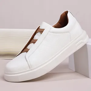 Minimalistische witte heren sneakers van echt leer met bruine elastische veters
