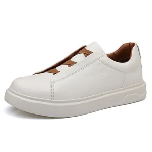 Klassieke witte instapsneakers voor heren van rundleer met bruine elastische veters
