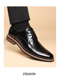 Detailansicht klassischer schwarzer Derby-Schuhe aus Glänzendem Leder für Herren.