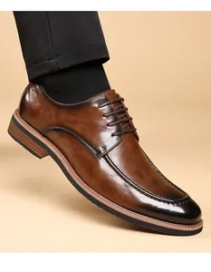 Nahaufnahme von eleganten braunen Derby-Schuhen aus Leder mit klassischen Schnürdetails.