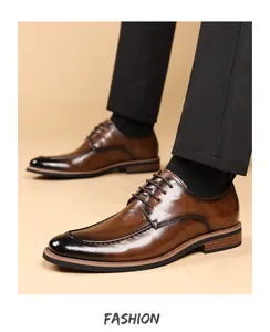 Nahaufnahme von braunen Derby-Schuhen für Herren im klassischen britischen Stil.