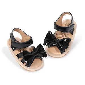 Sandales pour bébé en cuir verni noir brillant avec grand nœud et semelle souple