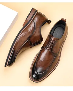 Detailansicht von braunen polierten Leder-Derby-Schuhen für formelle Herren-Businessmode