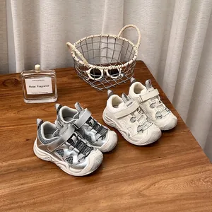 Détail de chaussures de sport respirantes pour enfants avec bout fermé protecteur.