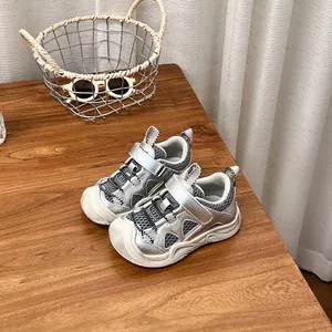 Vue détaillée des baskets en maille respirante argentée pour enfants avec velcro