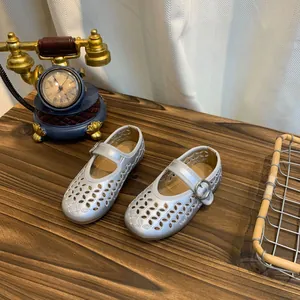 Gedetailleerd overzicht van zilveren Mary Jane-schoenen voor meisjes