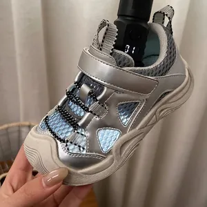 Vue détaillée de la basket argentée en mesh pour enfant avec fermeture à scratch.