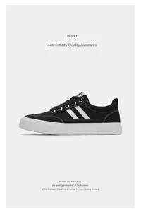 Détail de baskets en toile noire avec deux bandes latérales blanches et semelles blanches.