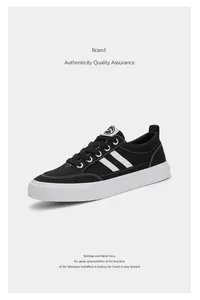 Vue détaillée de baskets en toile noire à tige basse pour hommes avec rayures blanches