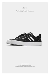 Vue latérale de chaussures en toile noire à rayures blanches et semelle en caoutchouc.