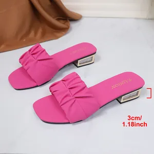 Detailweergave van fuchsia gerimpelde slippers met een lage hak van 3 cm en vierkante neus