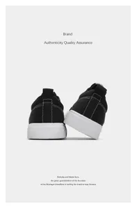 Vue arrière de baskets en toile noire avec coutures blanches et texte de marque