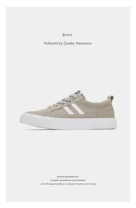 Vue latérale d'une chaussure en toile kaki basse avec des rayures blanches sur fond clair