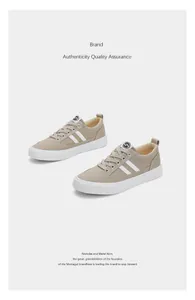 Baskets en toile beige pour homme avec rayures latérales blanches et lacets, vue studio.