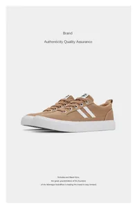 Détail de baskets en toile marron à lacets avec rayures blanches sur le côté pour hommes