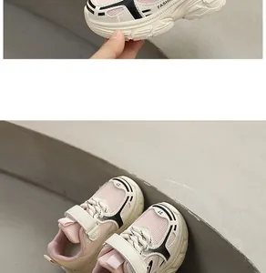 Dettaglio ravvicinato di sneaker in mesh rosa traspirante per bambini con suola