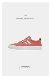 Détail de vue latérale de baskets en toile rose avec rayures blanches et fermeture à lacets
