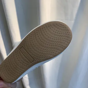 Detail van Franse Mary Jane meisjesschoen met bruine antislip rubberen zool