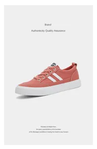 Gros plan de baskets en toile rose pour hommes avec des rayures blanches et des lacets